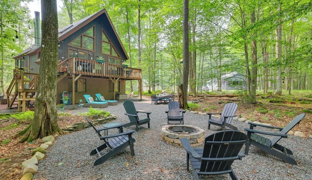Fire Pit & Grill: 'Woodside Nest' in Pocono Lake!