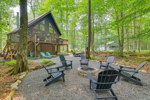 Fire Pit & Grill: 'Woodside Nest' in Pocono Lake!