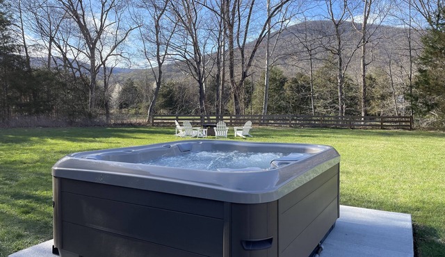 Fire Pit+Hot Tub+Game Room, family-friendly, close to skiing at Wintergreen