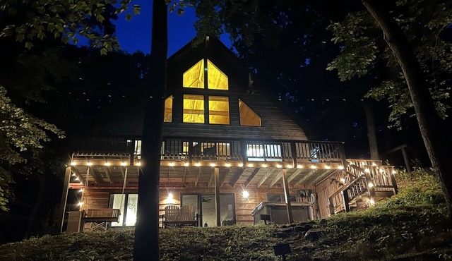 Fire pit! Hot tub! Game room! Kayaks!