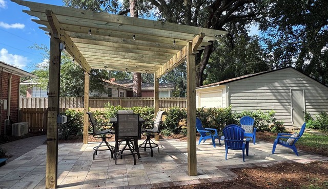 Fire-pit, Patio & Pergola, Near Shops, Restaurants, King Bed, Pet-Friendly Yard