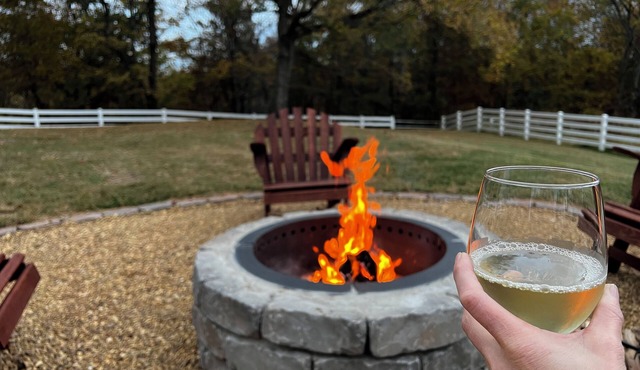 Fire pit & pet friendly – Peaceful country retreat near waterfalls and lakes.