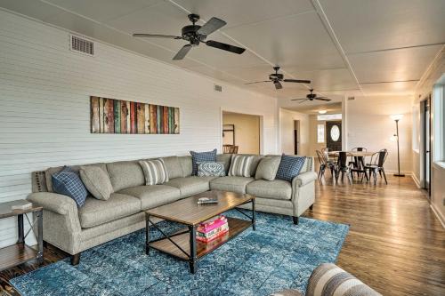 Fire Pit, Pickleball, Pool! Schulenburg Farmhouse