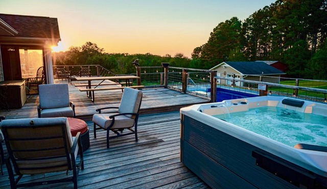 Fire Pit * Pool * Hot Tub * Fishing Pond w/Jon Boat
