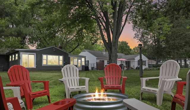 FIRE PIT🔥 PORCH💡GAMES 😎 GREAT LOCATION 🏡 SAFE❗️