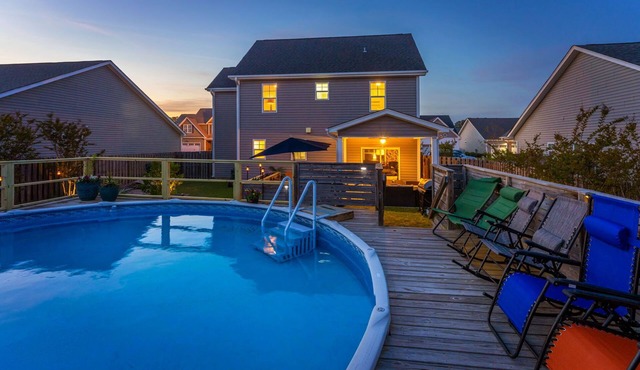 Fire pit & Saltwater Pool, modern coastal home, dog friendly, close to beach