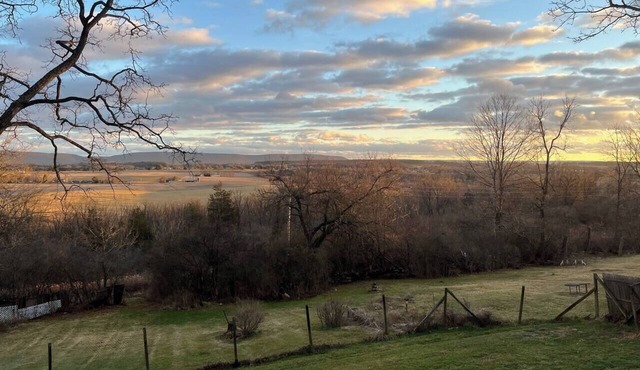 Fire Pit + Valley Views + 16 min PSU + Sleeps 6