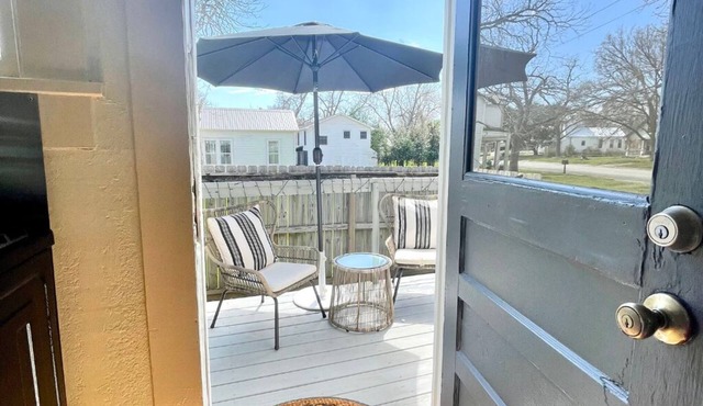 Fire Pit + Walk to Downtown Square + Sleeps 5