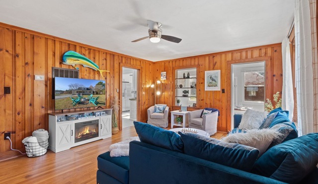 Fire Pit🔥 Walk to Town. 1st floor King Bed & Walk in Shower! Monthly Discounts!