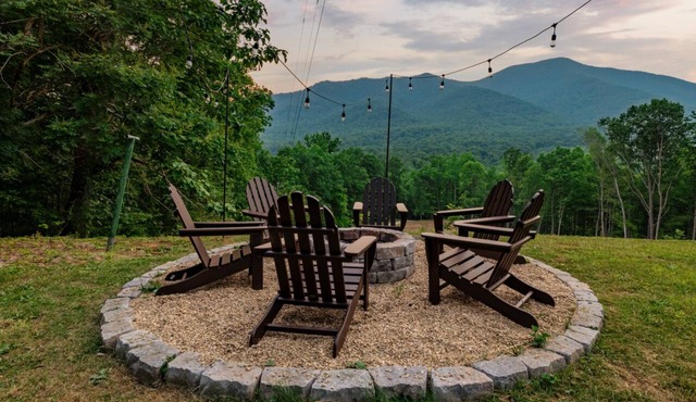 Fire pit with MTN views! Summer fun! Nelson 151.