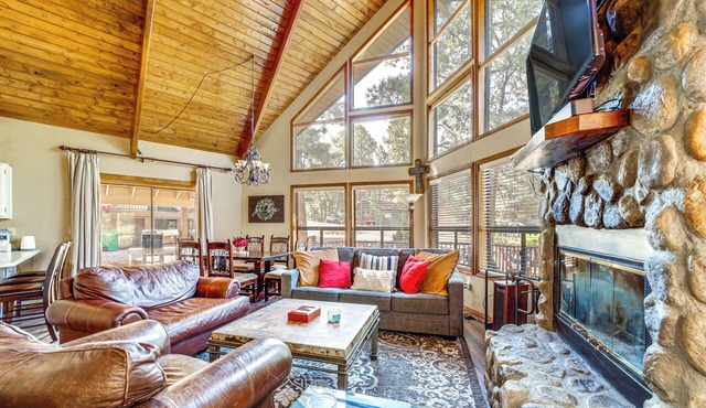 Fire Pit & Wraparound Porch: Munds Park Cabin!