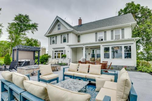 Fire Pits, Views & Yard: Luxe Mt Horeb Getaway!