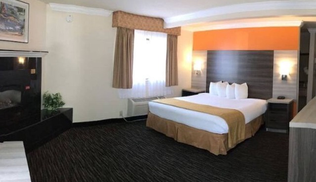 FIRE PLACE 1 KING BED ROOM @ HEART OF MONTEREY