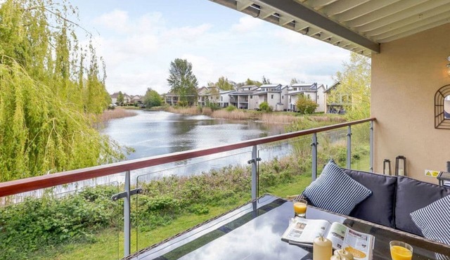 Firecrest, Cotswold Water Park - sleeps 10 guests in 4 bedrooms