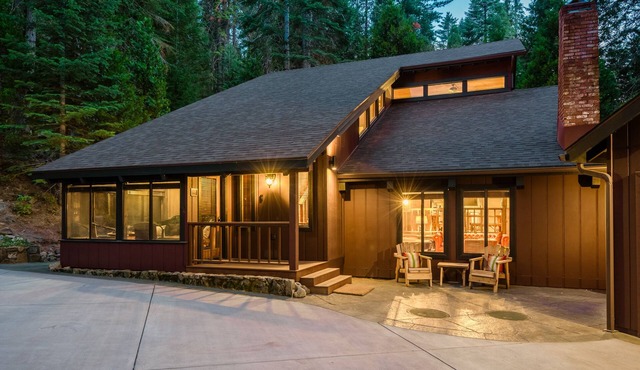 Firefall Lodge - 2 miles from Yosemite National Park!