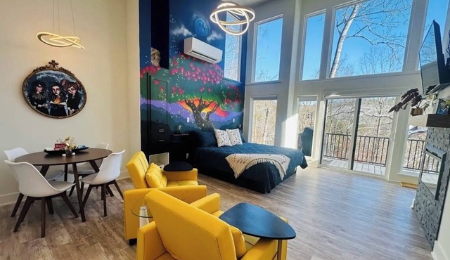 Firefly 2, luxury lakeside treehouse w/hot tub, BBQ, extra parking, boat put-in