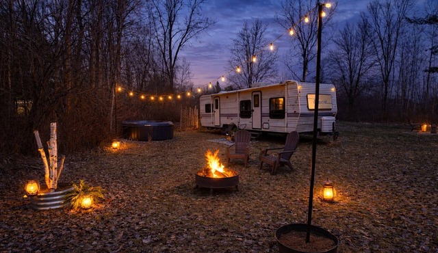 Firefly-A Cozy Escape at Birch + Flame Hot Tub