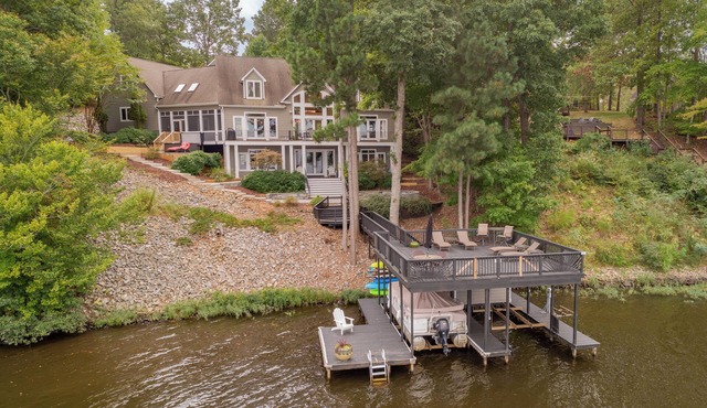 Firefly Bay - Amazing Views, Hot Tub, Main Lake, Pet Friendly