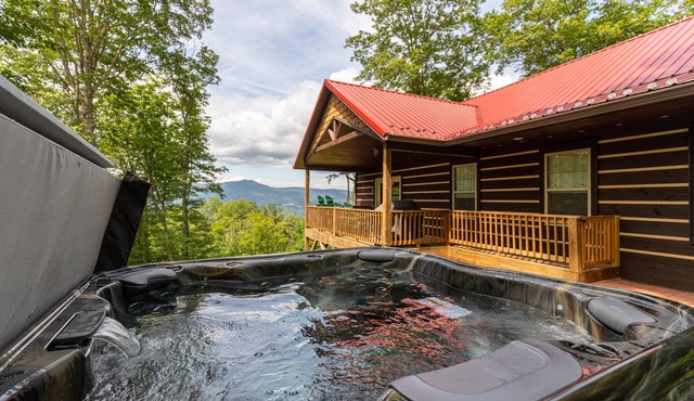Firefly Cabin: Views, Hot Tub, Firepit, Dog Friendly, High-Speed WiFi, 15min to Banner Elk!