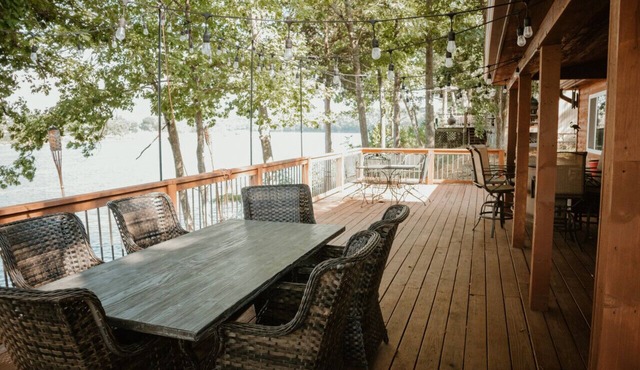 Firefly Cottage - Escape to Serenity: 2-Bedroom Lake-View Retreat