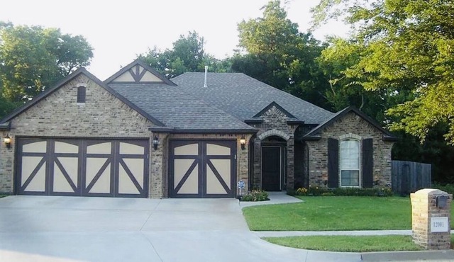 Firefly Flair, relaxing home on a quiet greenbelt full of nice amenities.