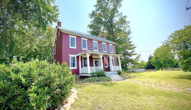 Firefly Hill - Renovated farmhouse with large backyard - sleeps 8