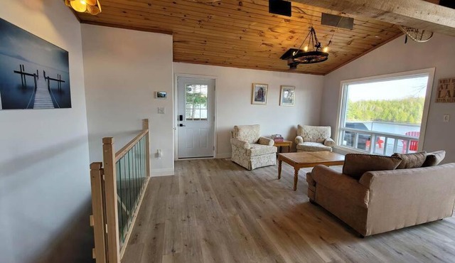 Firefly Hut - Cheerful 6-bedroom cottage with serene beauty