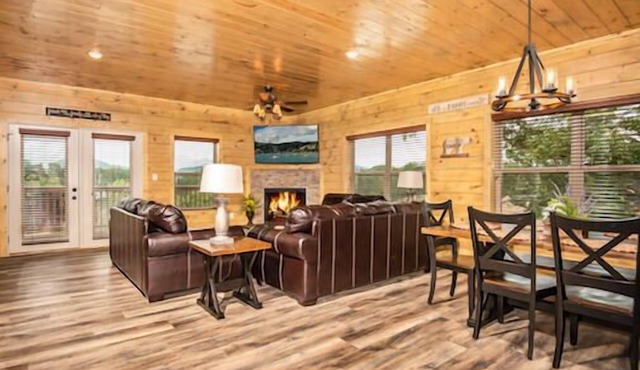 Firefly is a spacious, yet cozy, four-bedroom cabin in Bear Cove Falls.