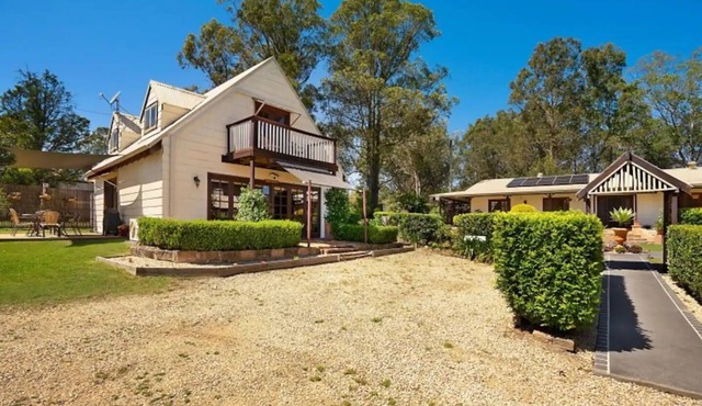 Firefly Resort: House & Cottage on 10 acres. BBQ deck, pool, tennis court, lawns