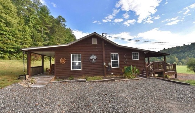 Firefly Retreat~3-bedroom cabin in fabulous Murphy with AC, WiFi.