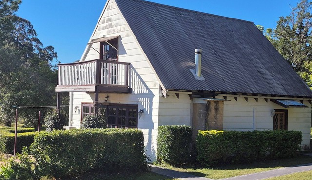 Firefly Retreat - Charming Cottage on 10 Acres