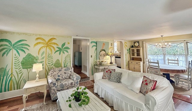 Firefly Trail Cottage King Bed Screened Porch