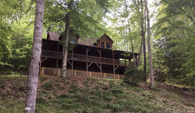 Fireman's DreamCabin 5 BR 3 Baths Beautiful Log Home with Starlink WiFi! Hot Tub