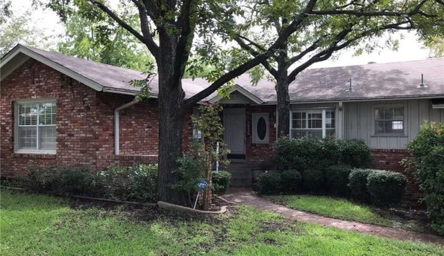 Firepit, BBQ, Deck, Near TCU,Pack & Play, WiFi, Outdoor Dining, sleeps 6