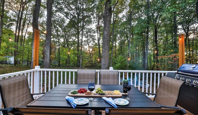 Firepit BBQ Hot Tub King Full Kitchen SmartTV Pets