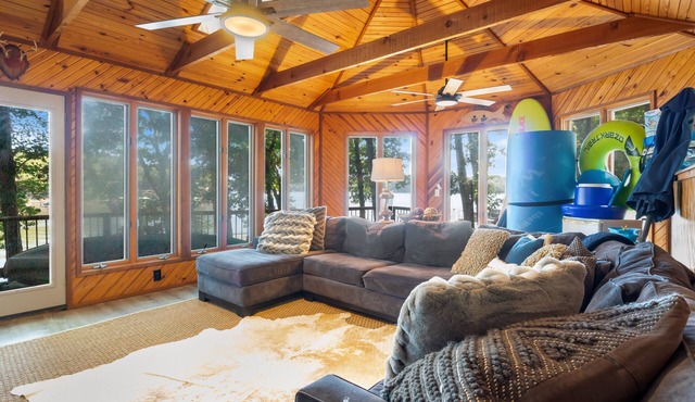 Firepit, Kayaks, Paddle Board, Lake Views, Great Location