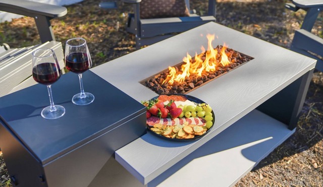 Firepit, Outdoor Dining, BBQ + Fully Fenced Yard!