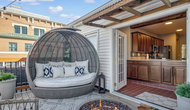 Firepit, Rooftop deck, Games & Bridal Suite and right next to The Coffee Girl