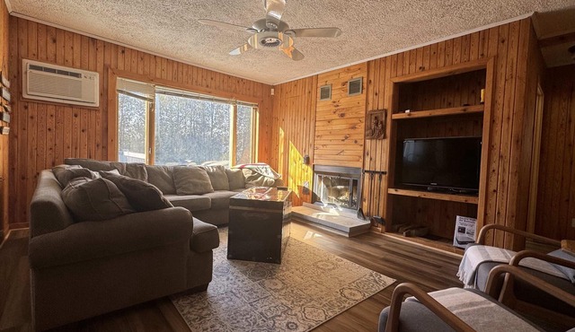 Fireplace, beach access, pet friendly