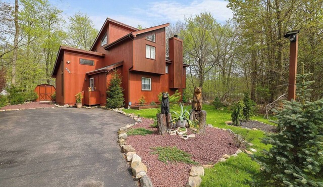 Fireplace, Arcade & Snow Tubing Nearby, Pet-Friendly Pocono Getaway