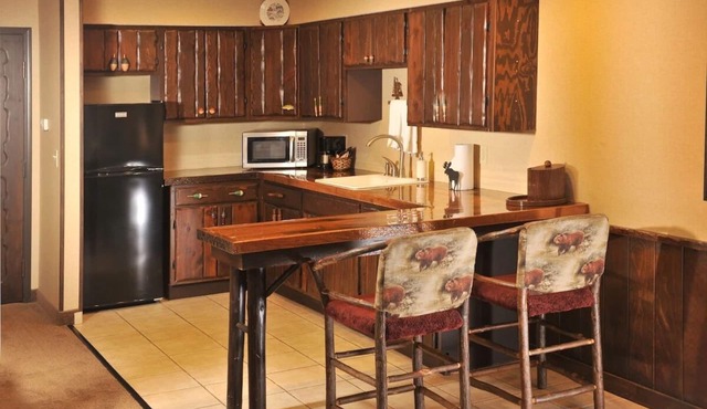 Fireplace, Dry Bar, Theme Suite Mini Premier, Stoney Creek La Crosse