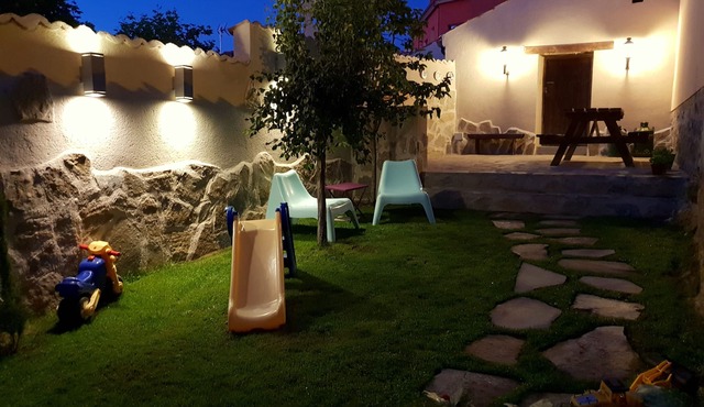 Fireplace, GASTRONOMY, garden, bbc. 1 h from Madrid Lodging Entre Acebedas