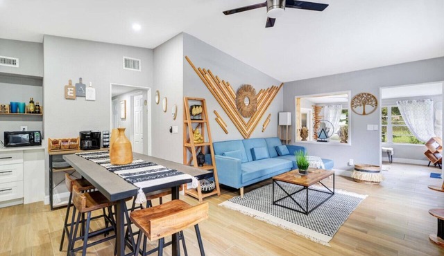 Fireplace + Lake View + 10min to dwtn + near parks