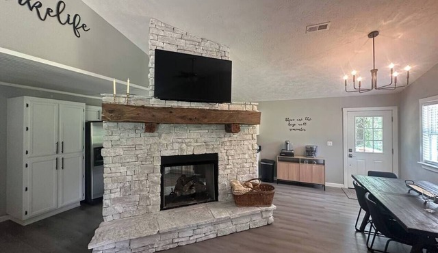 Fireplace Lodge - 1 mile from Golf Course & 5 mins from the lake!