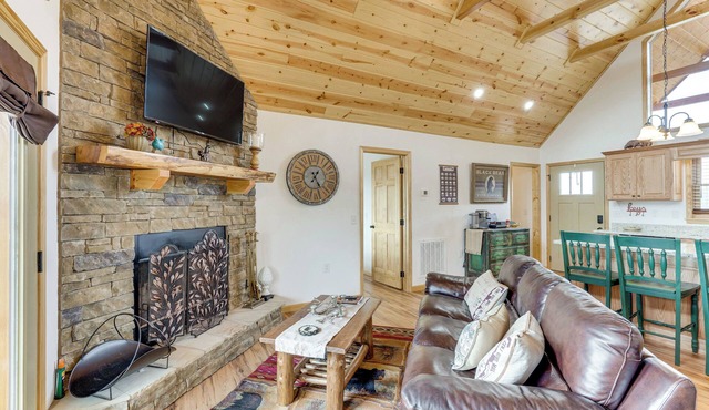 Fireplace, Mtn View! Cabin 12 Mi to Harrahs Casino