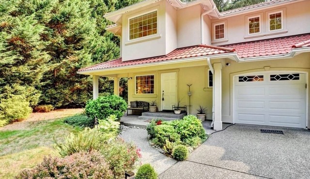 Fireplace Retreat Near Snoqualmie Pass—Warm, Cozy, Close to the Slopes!