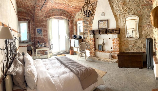 Fireplace Suite - country chic with heated hot tub in the garden in Piemonte