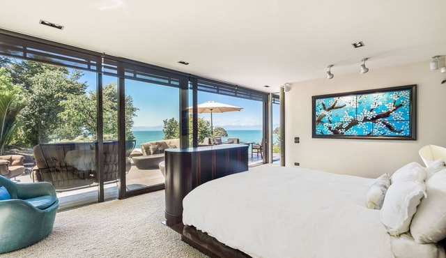 Fireplace Suite - Ocean Views & Beach