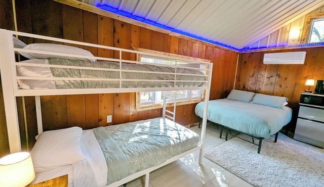 Fireside Cabin 10 - Family Studio with Bunks & Pet Friendly