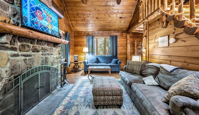 Fireside Cabin for Couples and Small Families. Hot Tub, Stone Fireplace, Slopes
